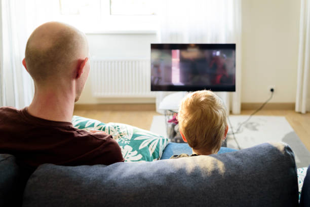 Ayah dan anak nonton film ramah anak di rumah/Foto: Pixabay