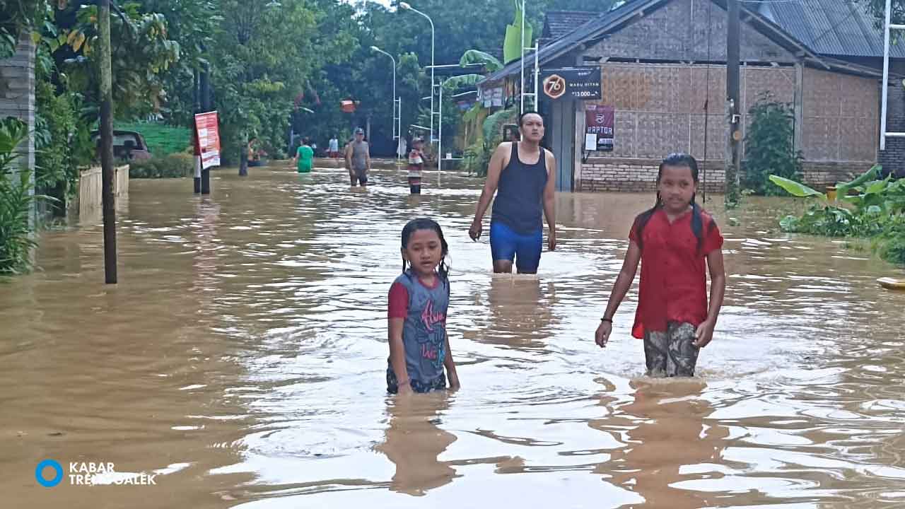 Warga Kelurahan Tamanan, Kecamatan Trenggalek sedang berada di jalan yang terkena bencana banjir. Foto: Trigus