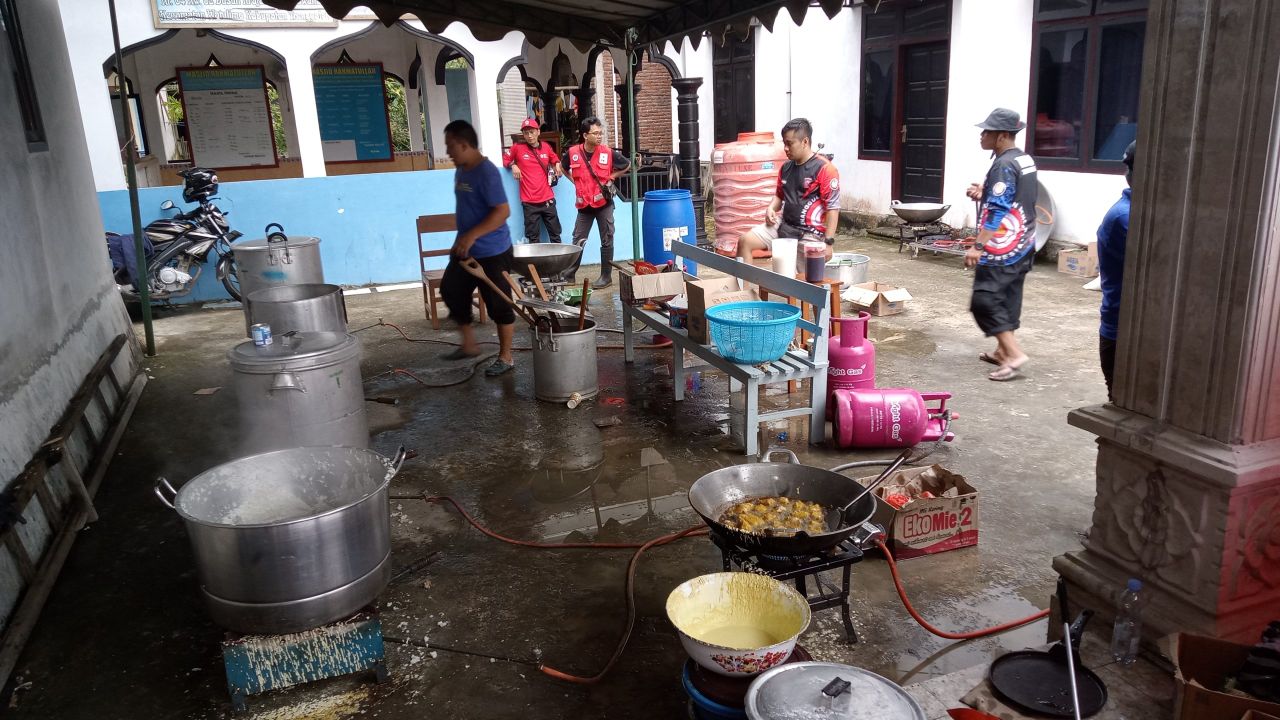 Dapur umum di Kecamatan Watulimo untuk warga terdampak banjir bandang/Foto: Kabar Trenggalek
