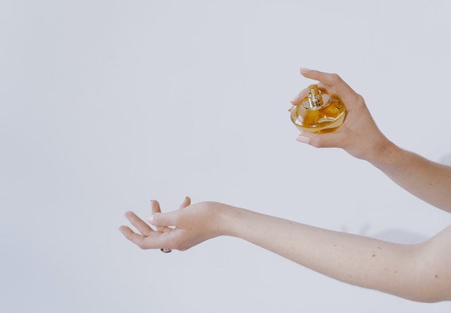 Ilustrasi memakai parfum di pergelangan tangan