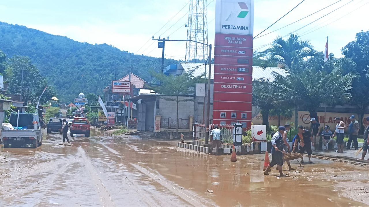 Jalan utama akses wisata tertutup lumpur