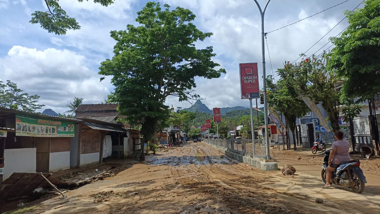 Jalur wisata tertutup lumpur di seputar pertigaan JLS prigi, beberapa meter dari Kantor Desa Tasikmadu/Foto: Kabar Trenggalek