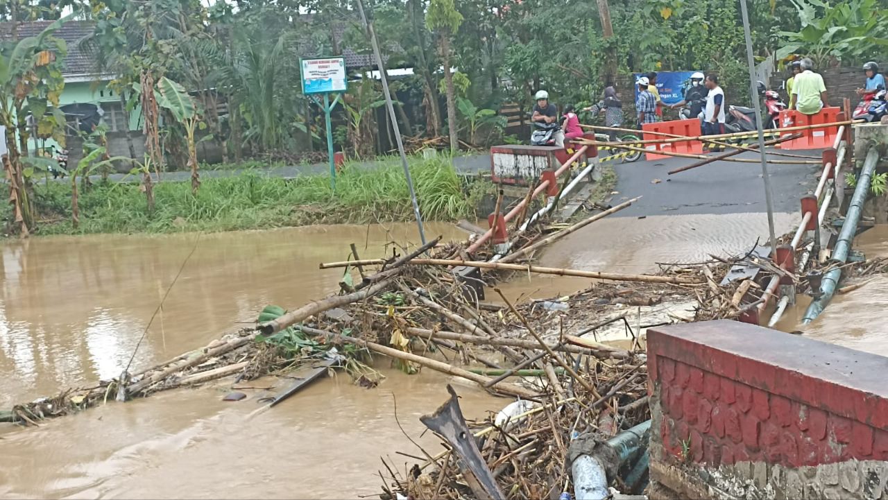 Jembatan Merah Putih Tamanan ambrol tergerus banjir/Foto: Kabar Trenggalek