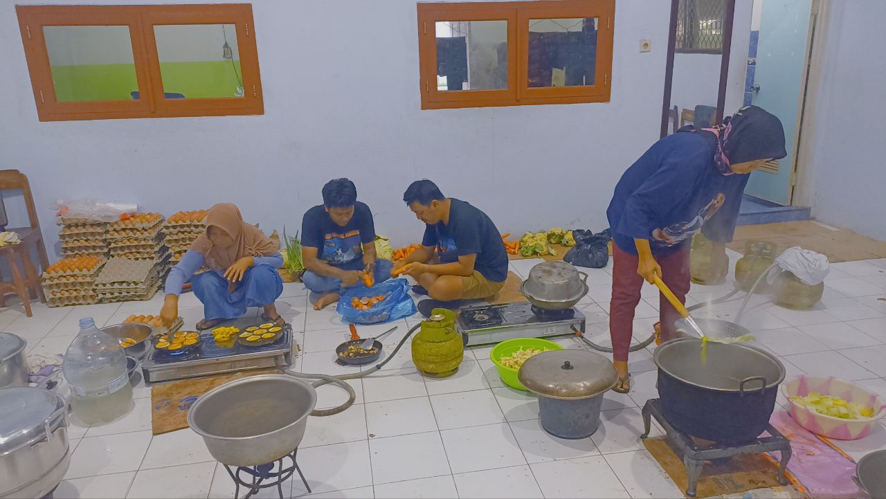 Kegiatan memasak di dapur umum SMK Muhammadiyah Watulimo
