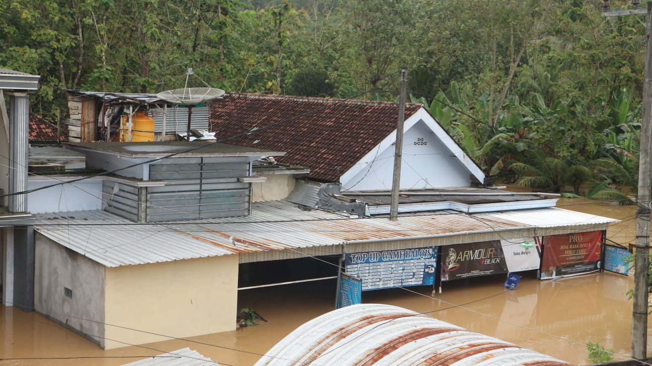 Modal Pelampung dan Warga Terisolasi Banjir di Balkon Masjid Pogalan