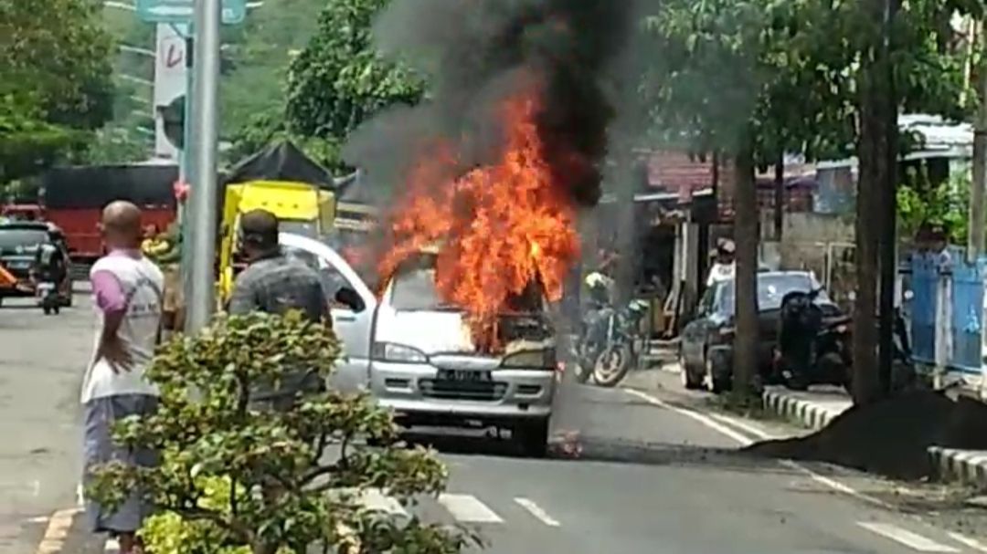 Kronologi mobil espass terbakar di tengah jalan Trenggalek/Foto: Kabar Trenggalek
