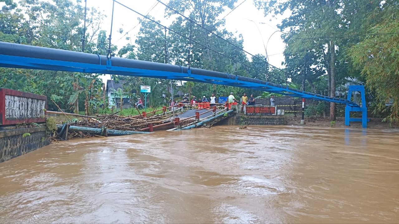 Luapan air banjir di Jembatan Merah Putih Tamanan Trenggalek