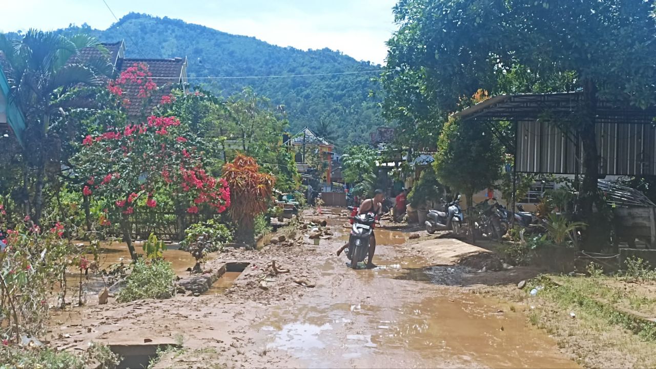 Lumpur sisa banjir bandang di Desa Tasikmadu Watulimo