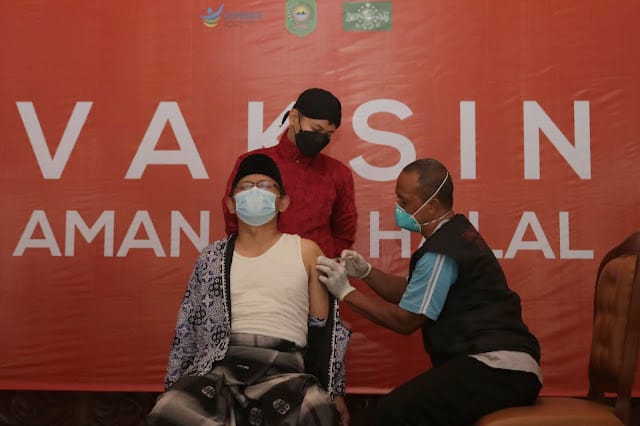Momen Gus Loh, Ketua PCNU Trenggalek, vaksin Covid-19, didampingi Bupati Trenggalek/Foto: Kabar Trenggalek