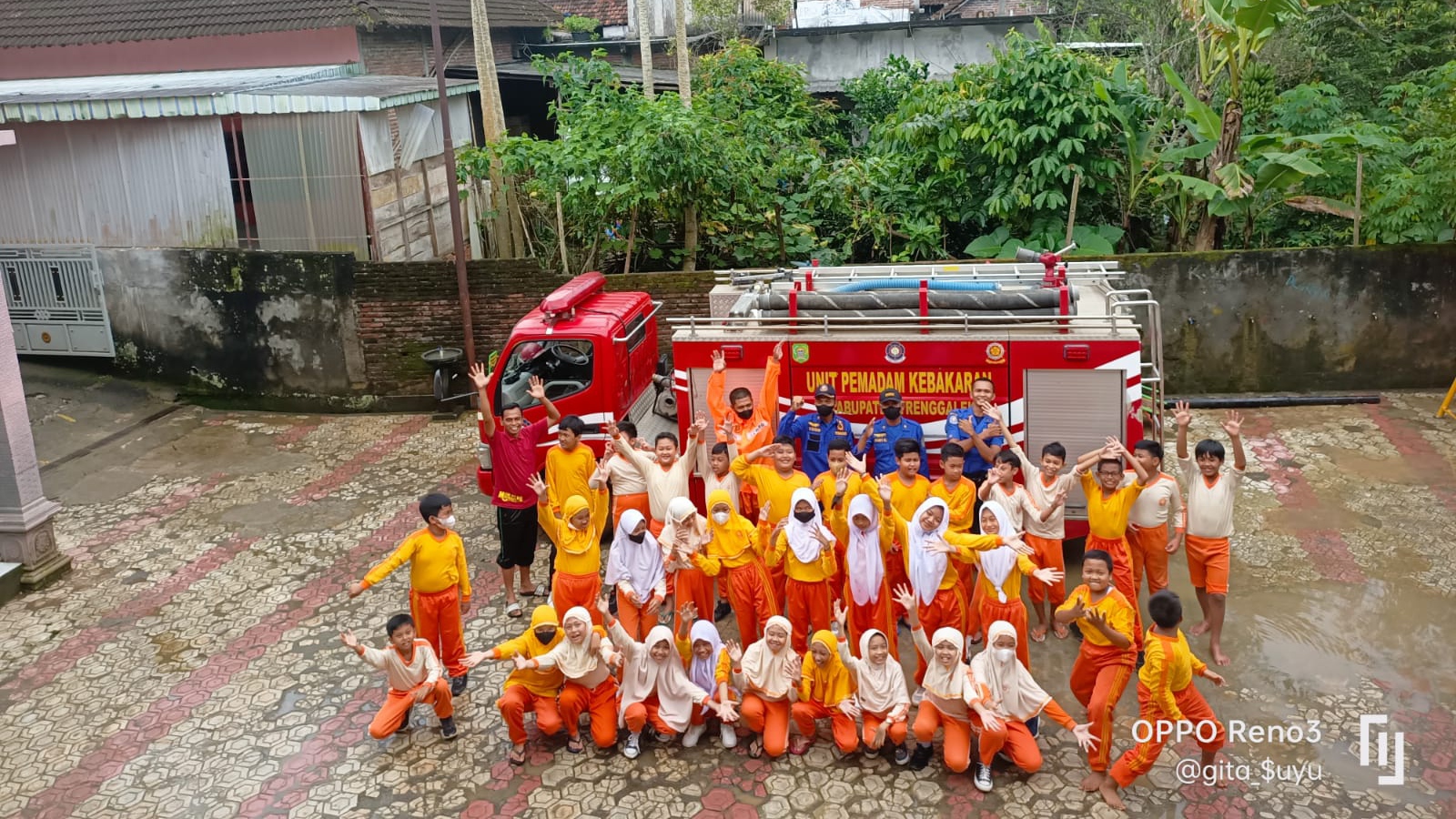 Pelajar MI Muhammadiyah Watulimo berfoto dengan petugas