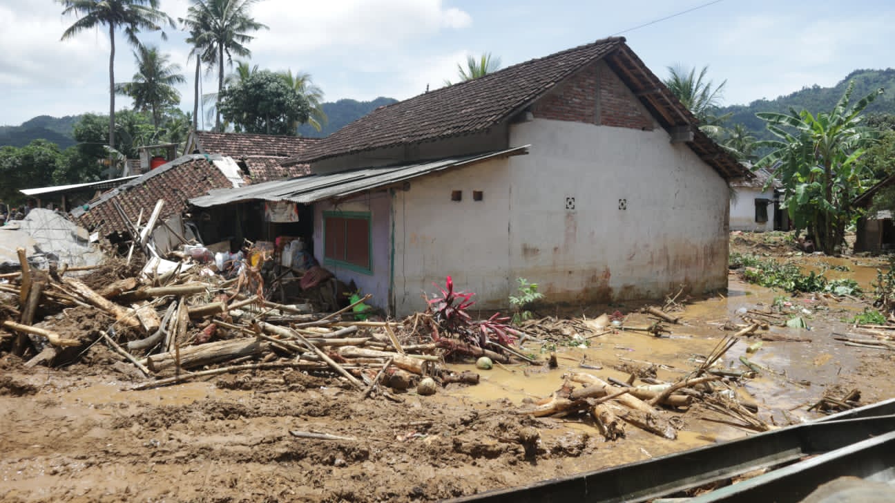 Rumah warga Tasikmadu Watulimo rusak akibat banjir bandang