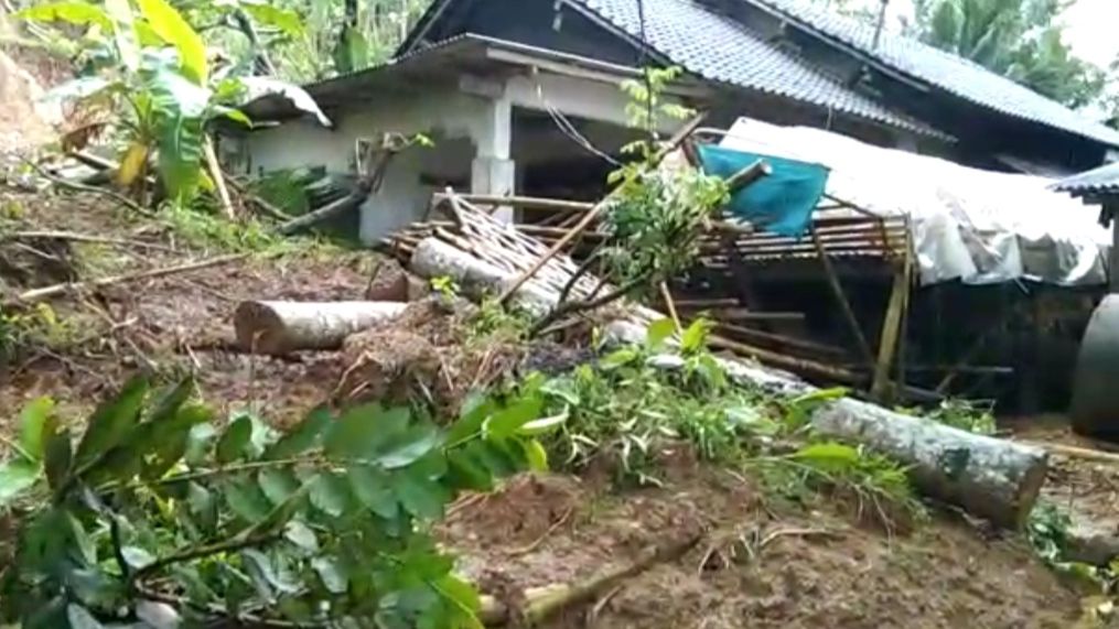 Tanah longsor rusak rumah warga Desa Prambon Trenggalek/Foto: Kabar Trenggalek