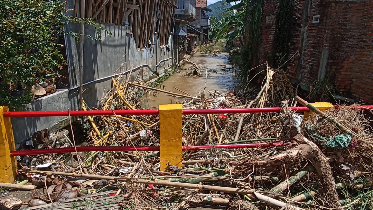 Tumpukan sampah akibatkan banjir bandang meluap di Watulimo/Foto: Kabar Trenggalek