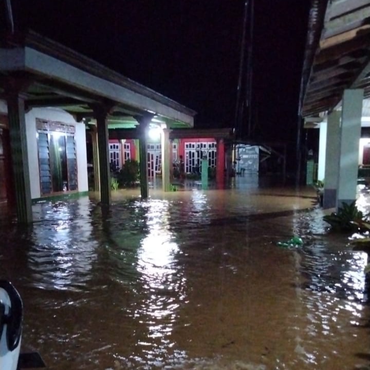 Banjir merendam rumah warga Desa Tawing Kecamatan Munjungan