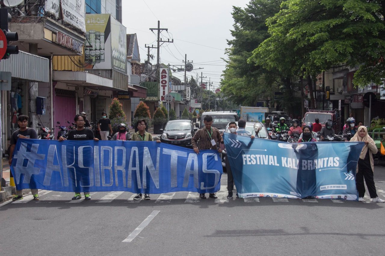 Bentangan banner dalam Festival Kali Brantas