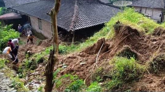 Hujan 6 Jam Trenggalek, Dinding Rumah Warga Bendungan Dijebol Tanah Longsor