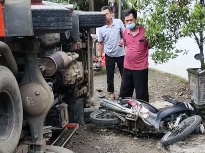 Hendak Menyalip, Truk Senggol Pemotor di Jalan Trenggalek Ponorogo