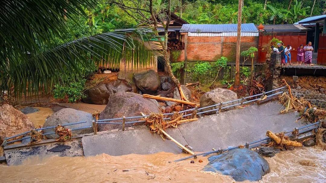 Jembatan penghubung di Desa Bangun, Munjungan, Trenggalek, terputus akibat banjir bandang/Foto: Dokumen warga Munjungan