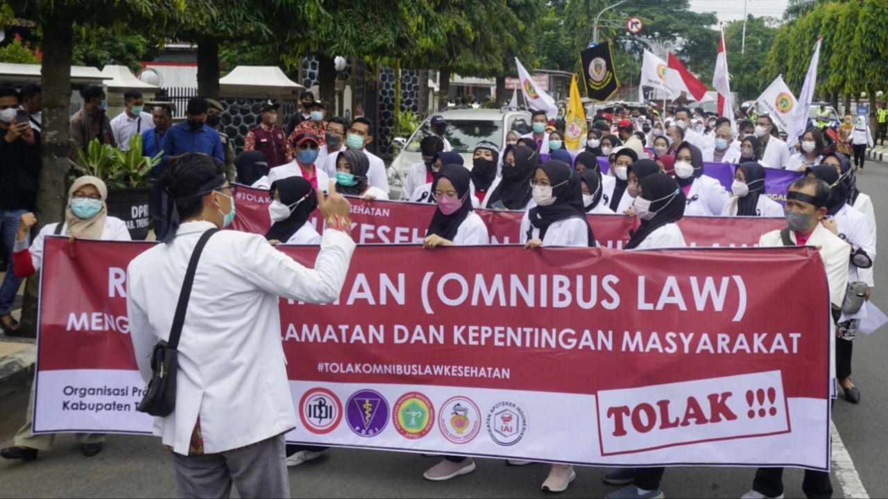 Orasi massa aksi dokter di Trenggalek tolak Omnibus Law/Foto: Kabar Trenggalek