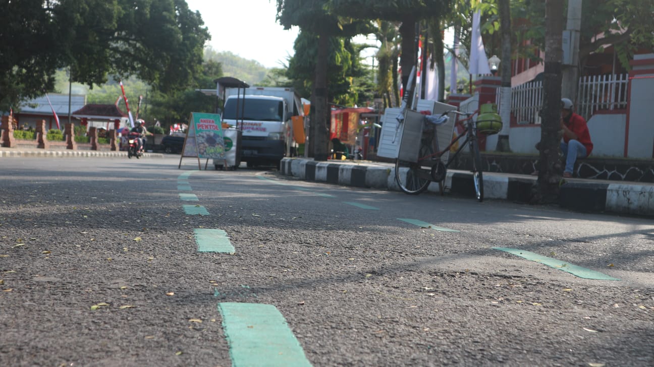 Pedagang yang masih menemati Marka jalur sepeda di Trenggalek/Foto: Kabar Trenggalek