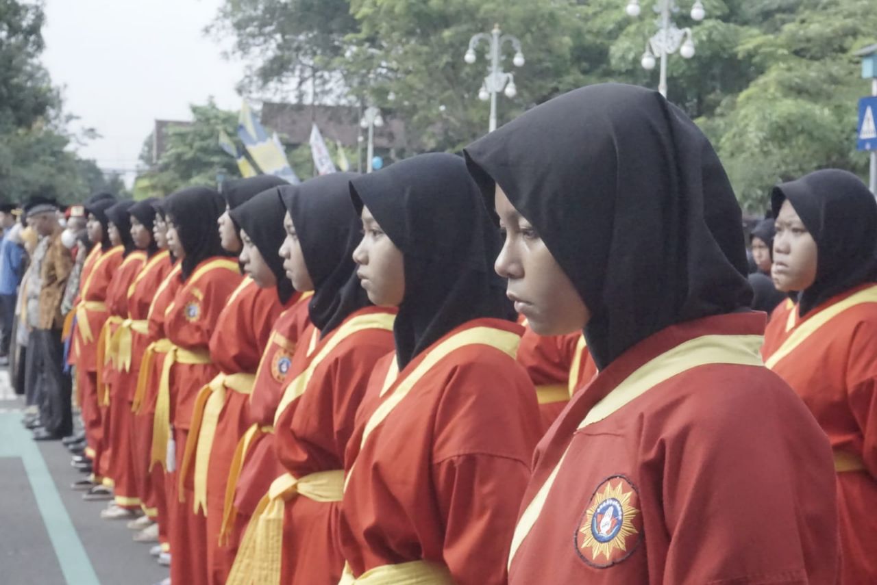 Perempuan berseragam Tapak Suci Muhammadiyah