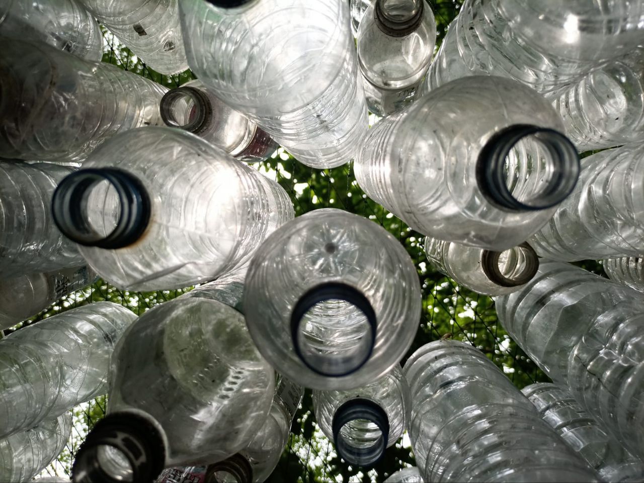 Tumpukan botol plastik simbol perusakan Sungai Brantas