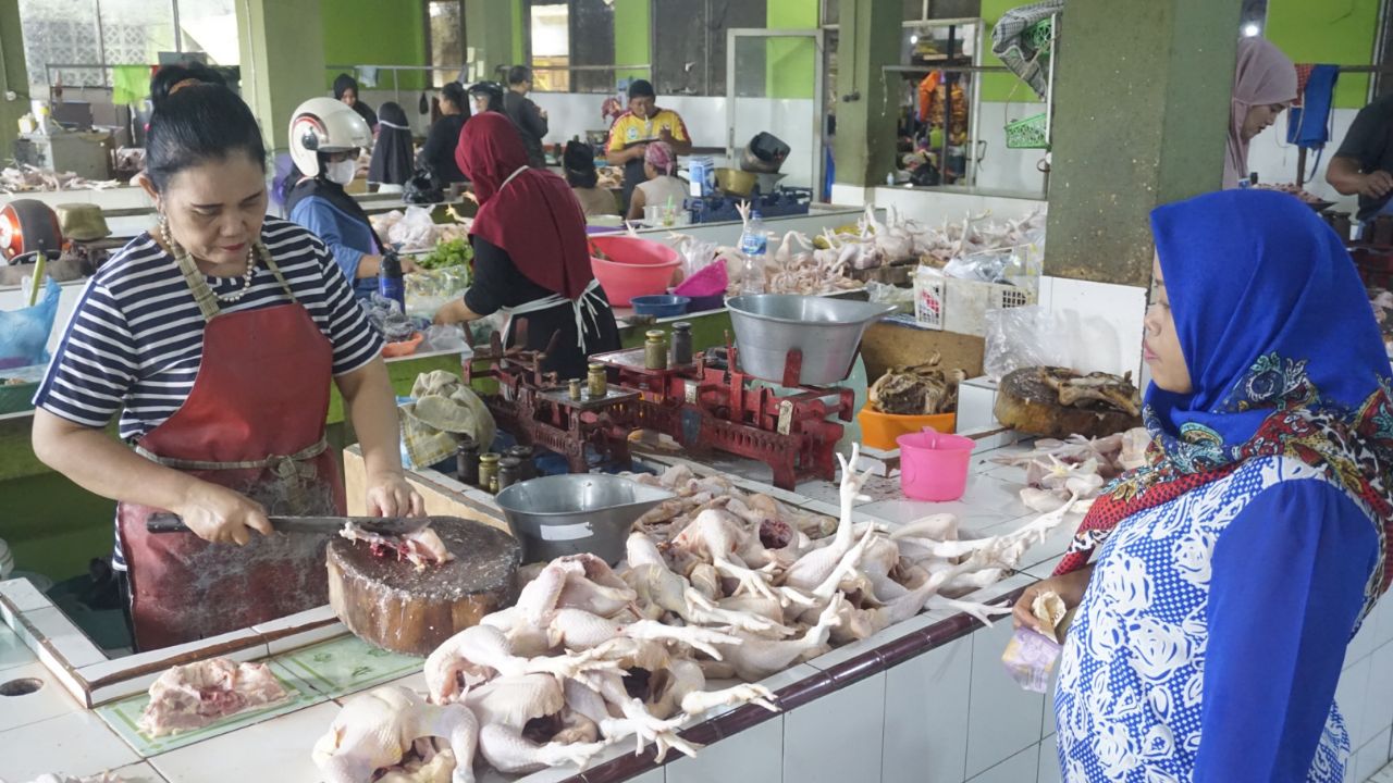 Pedagang dan pembeli daging ayam di Pasar Basah Trenggalek/Foto: Kabar Trenggalek
