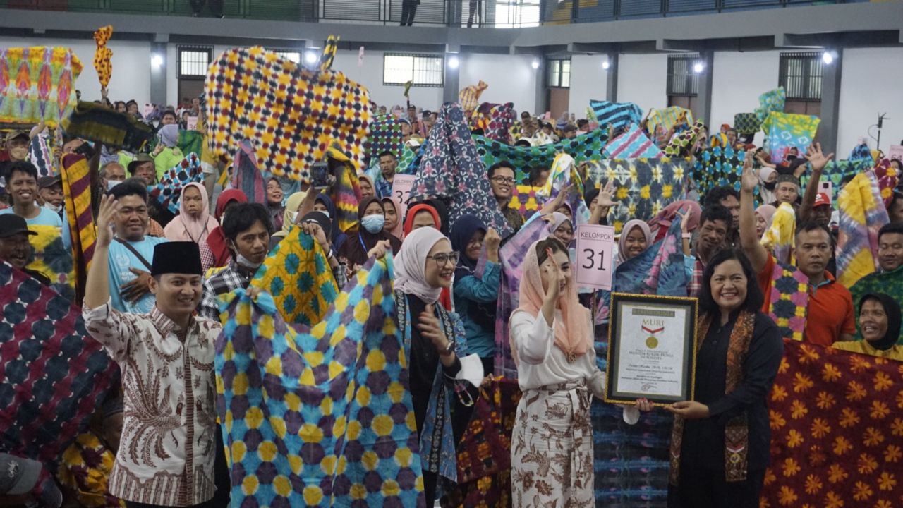 Pemecahan rekor Muri Batik Shibori di Hari Ibu 2022 oleh disabilitas Trenggalek/Foto: Kabar Trenggalek