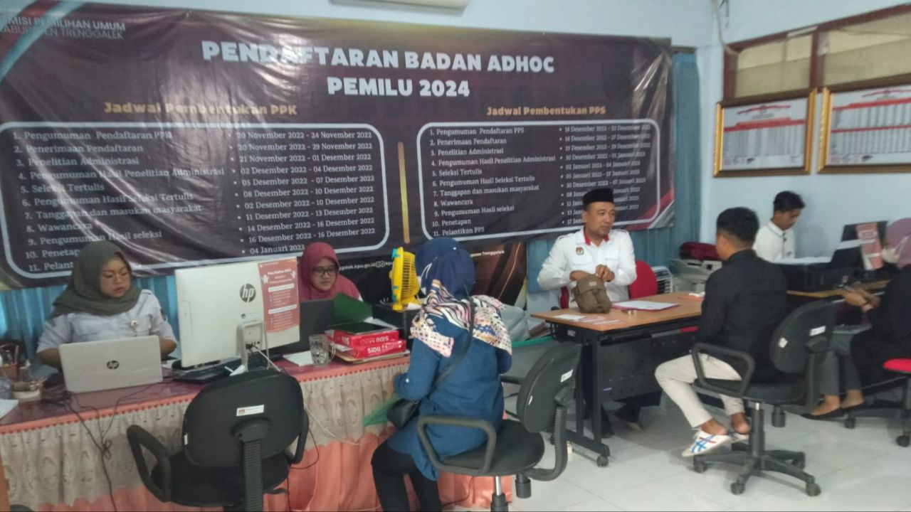 Warga Trenggalek Geruduk Kantor KPU, Ribuan Orang Daftar PPS