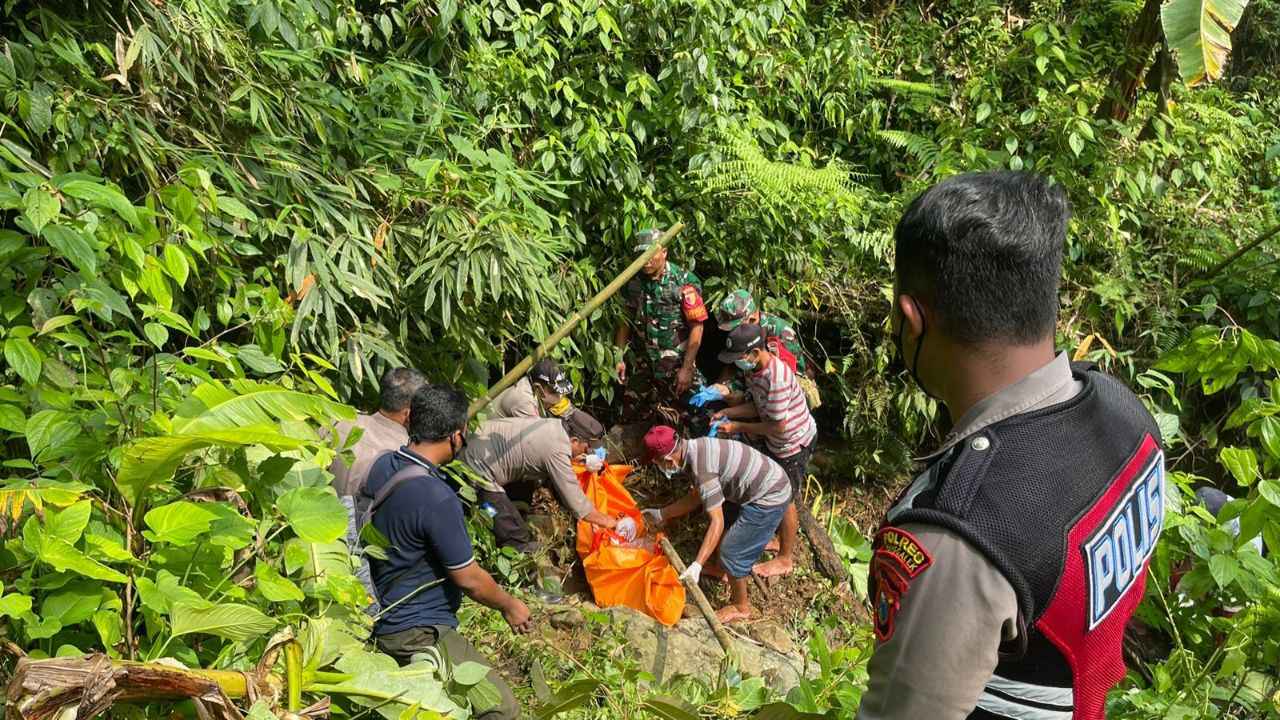 Sedang Cari Rumput, Warga Trenggalek Temukan Mayat  