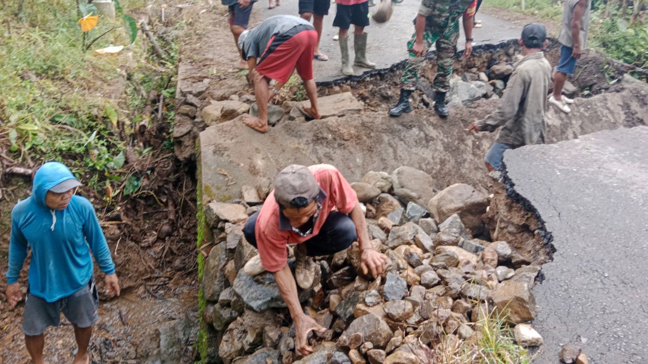 Jalan Penghubung antar Desa di Trenggalek Amblas, Roda 2 dan 4 Tak Bisa Lewat