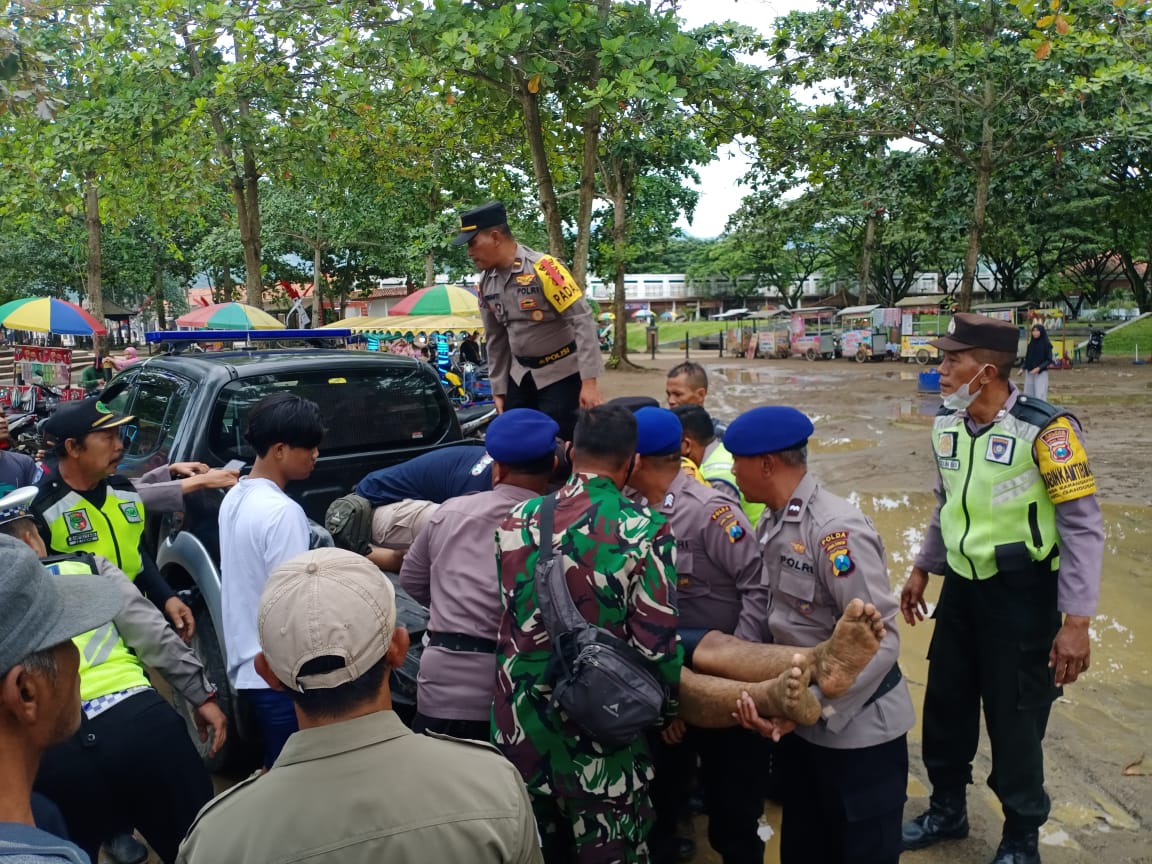 Wisata di Pantai Prigi Trenggalek, 4 Warga Kediri Diduga Terseret Ombak 