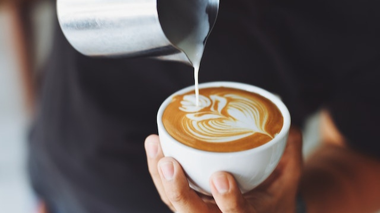 Ilustrasi barista sedang membuat kopi/Foto: Pexels