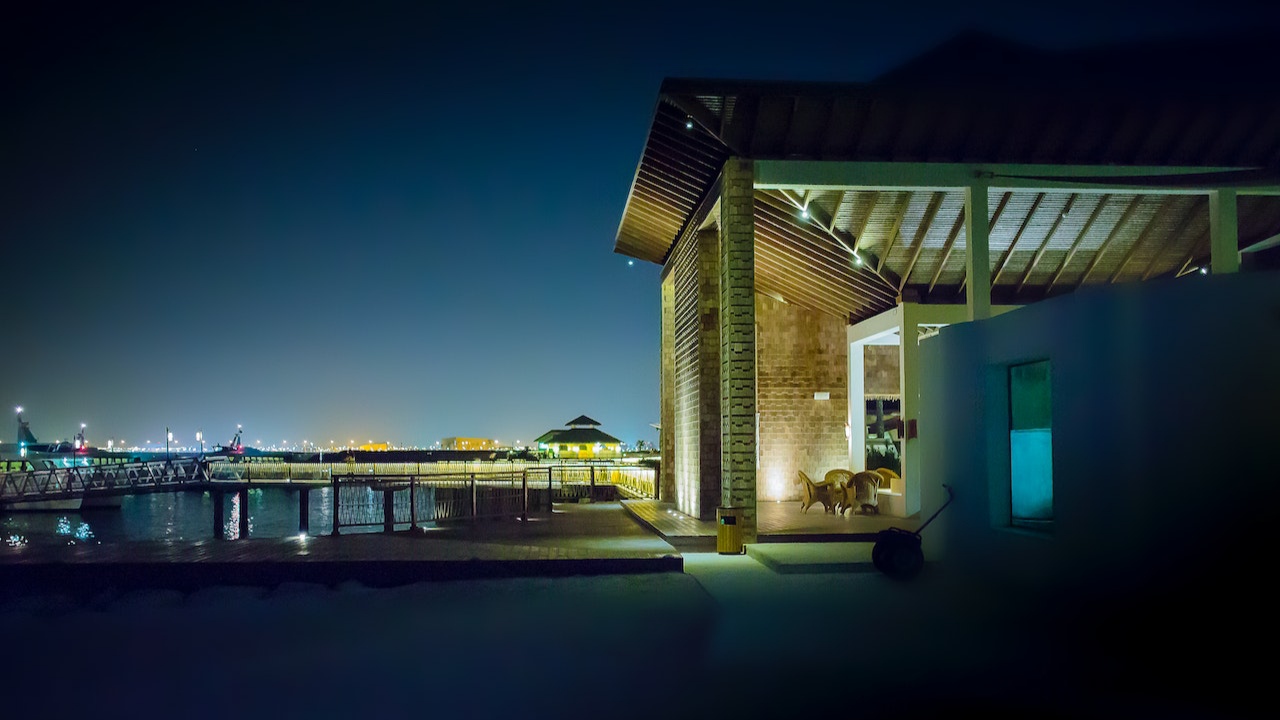Ilustrasi nyala lampu di rumah saat malam hari/Foto: Pexels