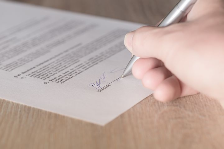 Ilustrasi tanda tangan kontrak kerja/Foto: Pixabay