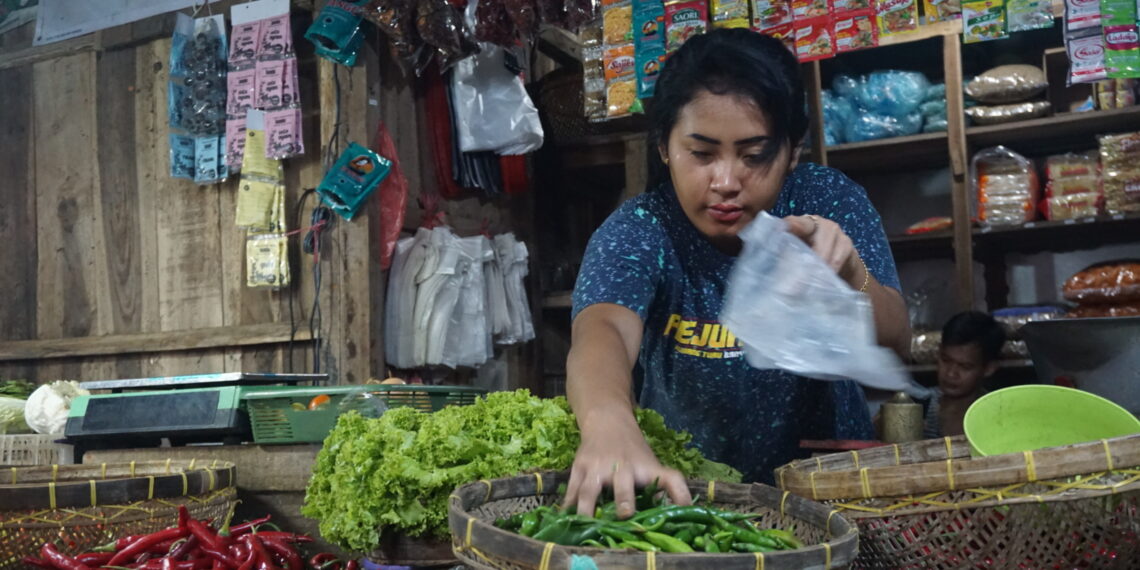 Pedagang bahan pokok di pasar Trenggalek/Foto: Kabar Trenggalek
