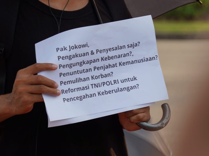 Poster kritik ke Jokowi pengakuan pelanggaran HAM berat/Foto: YLBHI