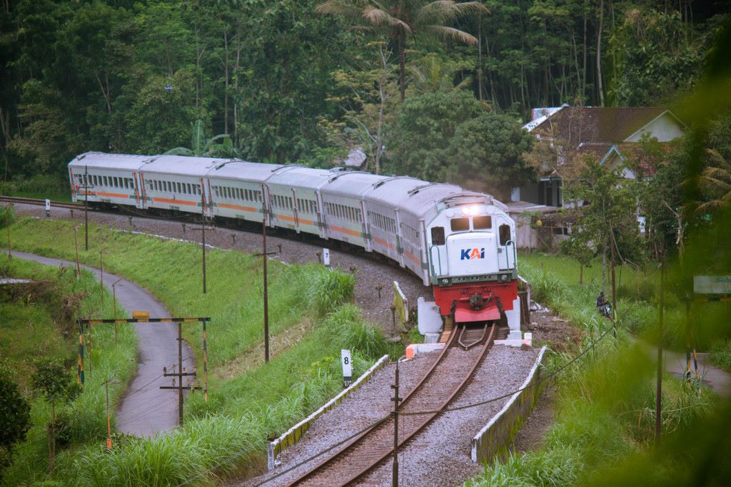Ilustrasi syarat naik kereta api jarak jauh dan lokal terbaru 2023/Foto: PT KAI