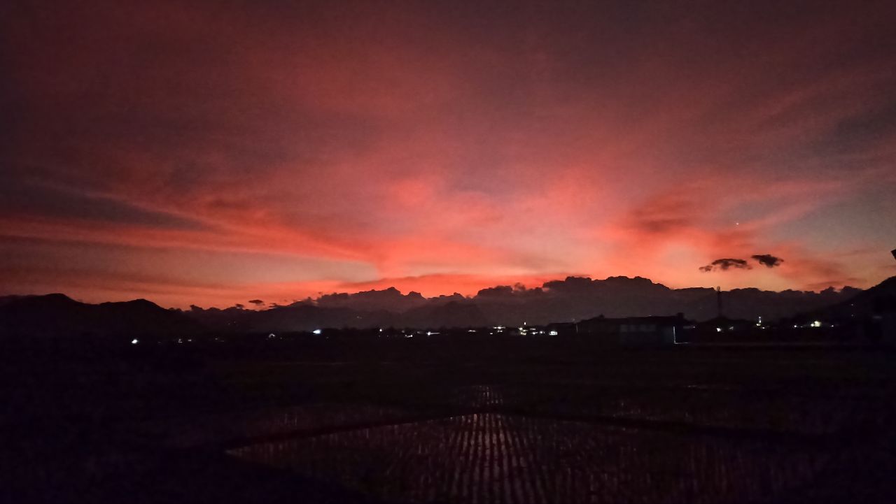 Langit masih terang dan berwarna merah jam setengah 7 malam di Trenggalek/Foto: Kabar Trenggalek