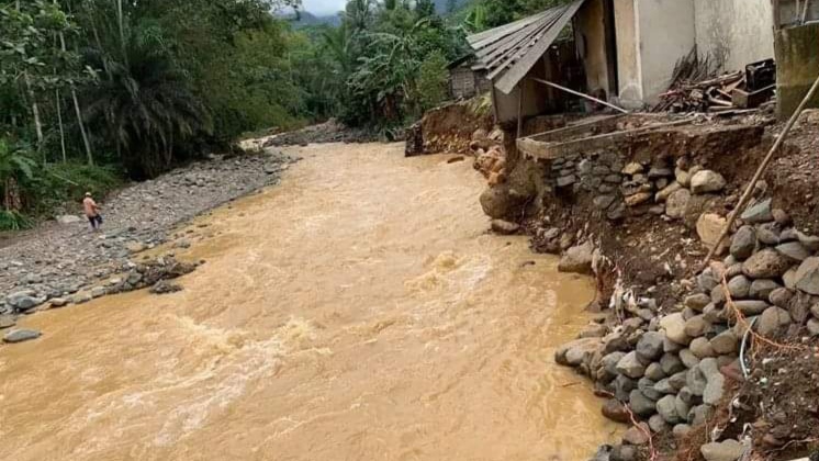 Banjir-di-Watulimo-Trenggalek-2-talud-sungai-ambrol