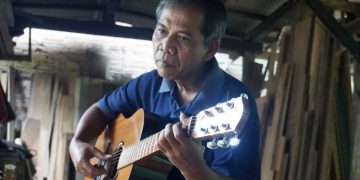 Kristiono, pembuat gitar asli Trenggalek/Foto: Kabar Trenggalek