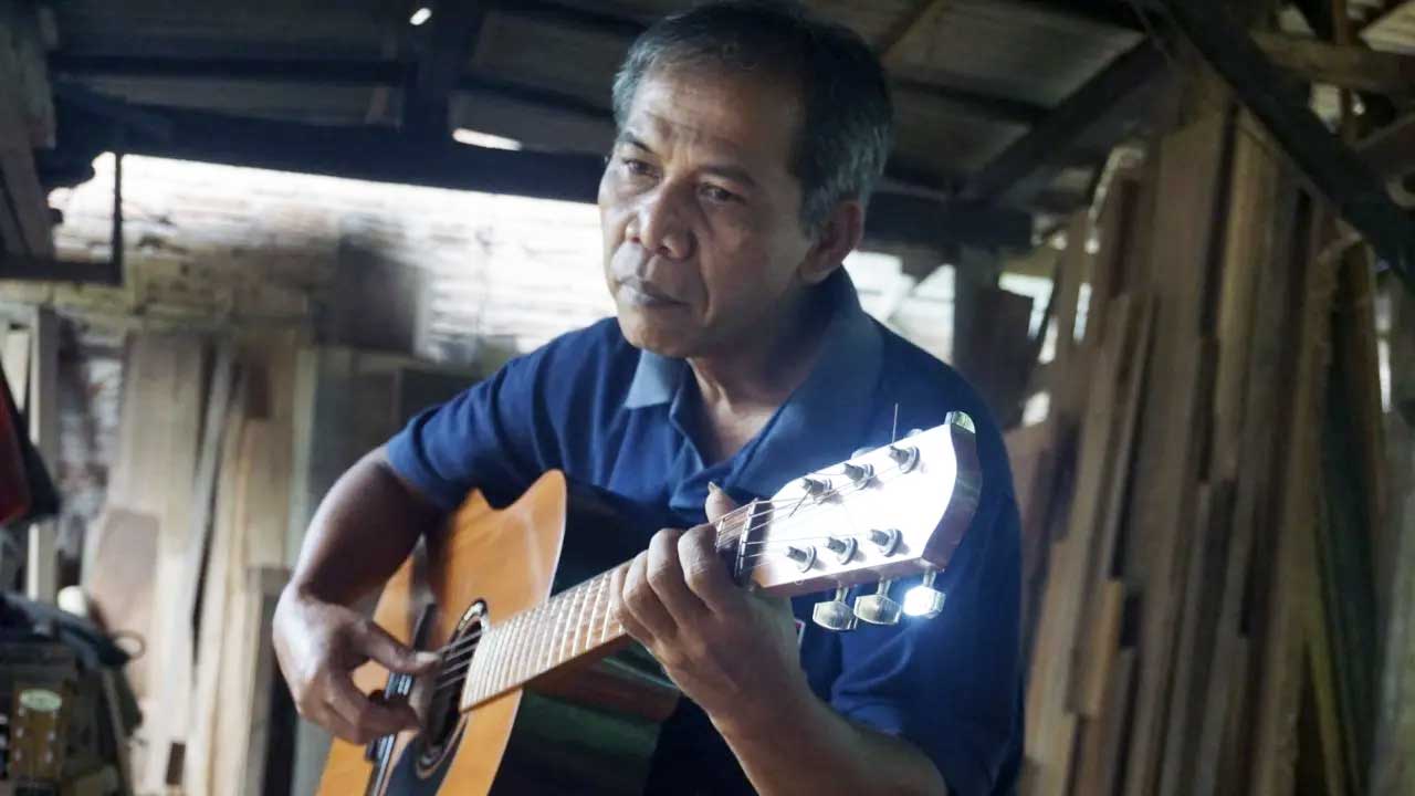 Kristiono, pembuat gitar asli Trenggalek/Foto: Kabar Trenggalek