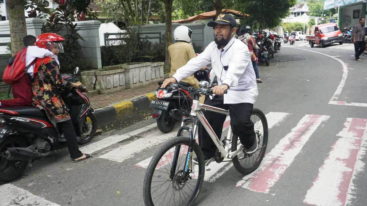 Sosok Mukasim, guru di Trenggalek mengayuh sepeda 23 tahun/Foto: Kabar Trenggalek