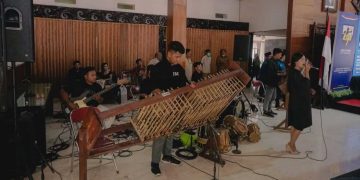 Penampilan band CMB memadukan musik modern dan angklung/Foto: Kabar Trenggalek