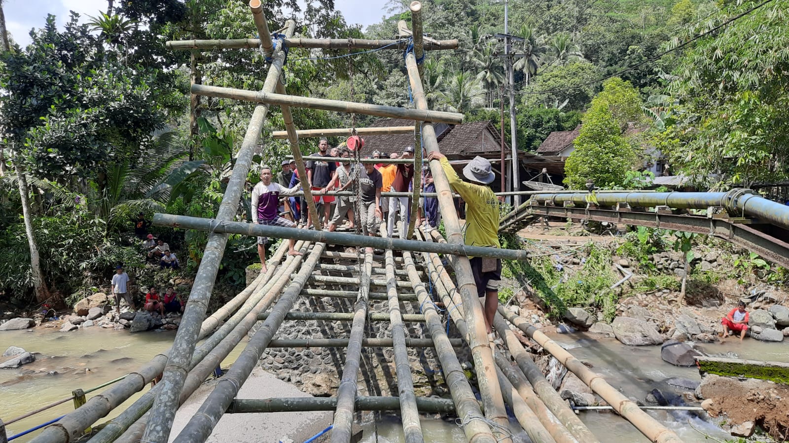 Hanyut Karena Banjir, Bambu Petung Jadi Jembatan Darurat di Trenggalek