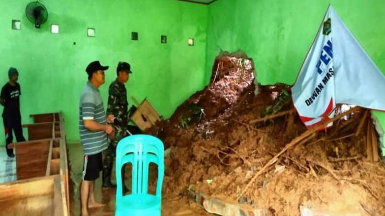 Hujan Deras 10 Jam, Tanah Longsor Jebol Dinding Kantor KUA Panggul