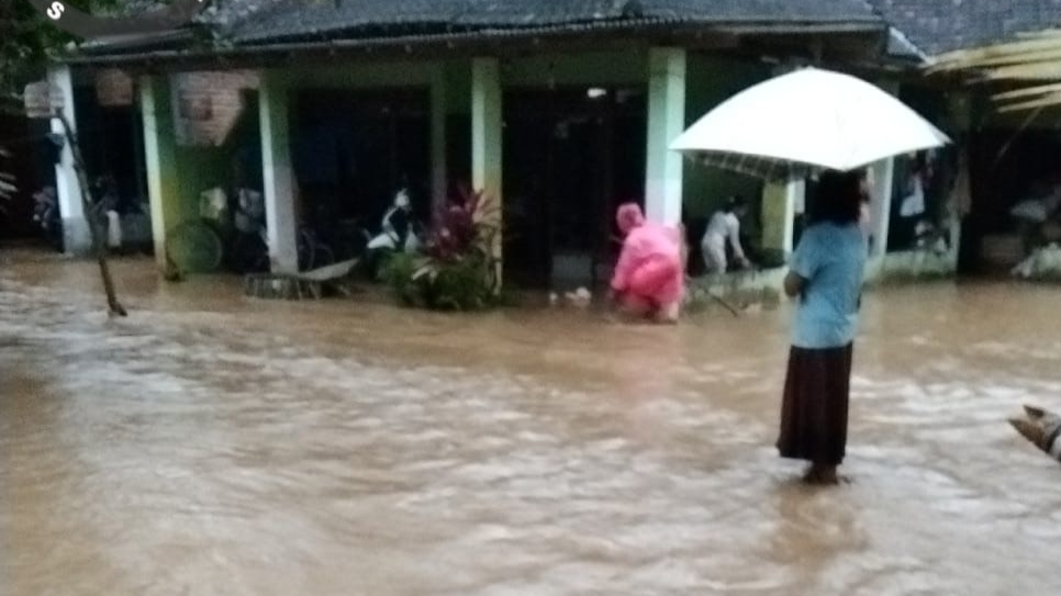 Tanggul Jebol, 5 Rumah Warga Trenggalek Terendam Banjir di Gembleb