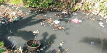 Pekat, kotor dan bau: Sungai yang tercemar air limbah pindang ikan dan limbah rumah tangga