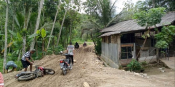 Warga tidak bisa melintasi jalan rusak parah di Desa Ngarep Trenggalek/Foto: Kabar Trenggalek