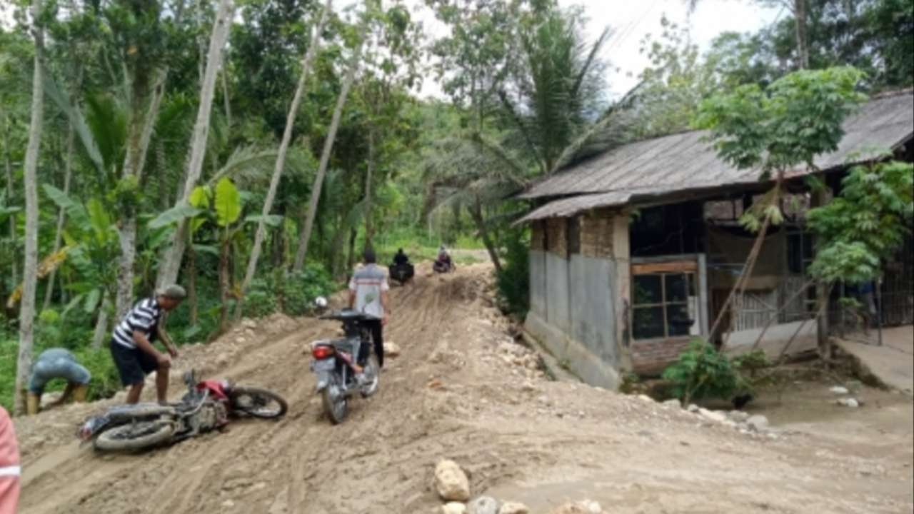 Warga tidak bisa melintasi jalan rusak parah di Desa Ngarep Trenggalek/Foto: Kabar Trenggalek